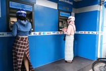 TP.HCM: “Bực bội” vì ATM “nhả” tiền mệnh giá thấp