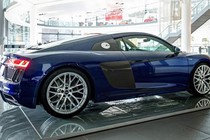 Soi từng đường nét “tinh tế” trên Audi R8 V10 Santorini Blue