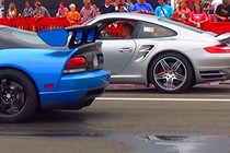 Xem siêu xe Dodge Viper bị Porsche 911 độ cho "hít khói"