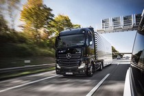 Xe tải tự hành Mercedes-Benz Actros lăn bánh trên xa lộ Đức