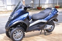 Môtô PKL 3 bánh Piaggio MP3 250 lăn bánh trên phố Việt