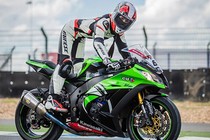 Xem "hot girl" làm gỏi quái vật tốc độ Kawasaki Ninja ZX-10R 