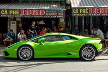 Lamborghini Huracan giá 13 tỷ uống "cafe cóc" tại Sài Gòn