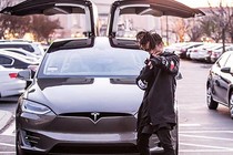 “Cậu bé Karate” tậu siêu xe điện Tesla Model X 