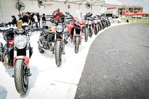 Cầm lái "chiến mã" Ducati tại trường đua đầu tiên ở VN