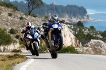 Bộ đôi siêu môtô BMW S1000RR và Yamaha R1 "đọ sức"