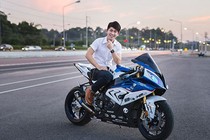 Hot boy lái siêu môtô BMW S1000RR đi giao pizza gây “bão“