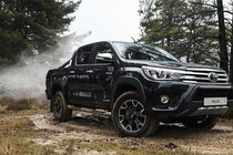 Chi tiết bán tải Toyota Hilux phiên bản kỷ niệm 50 năm