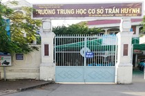 Phụ huynh xúc phạm thầy giáo vì chiếc quần lửng của con