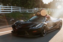 Siêu xe Ferrari LaFerrari Aperta triệu đô chở cây thông Noel