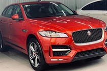 Soi Jaguar F-Pace "chạy lướt" giá 3,9 tỷ đồng tại Hà Nội