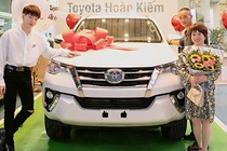 Đức Phúc chi tiền tỷ sắm xe Toyota Fortuner tặng bố mẹ