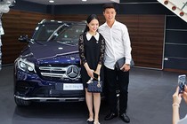 Trung vệ Duy Mạnh và bạn gái "tậu" Mercedes-Benz GLC hơn 2 tỷ