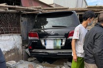 Chuyên cơ mặt đất Lexus LX570 mất lái "hạ cánh" vào chuồng lợn