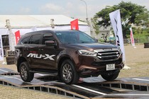 Vừa ra mắt Việt Nam, Isuzu mu-X 2022 “đại hạ giá” tới 55 triệu đồng