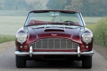 "Xế cụ" Aston Martin DB4 Convertible 1962 sẽ có giá tới 33 tỷ đồng