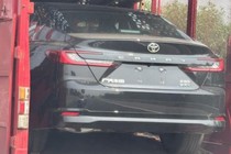 "Hàng nóng" Toyota Camry 2025 đầu tiên lộ diện tại Việt Nam