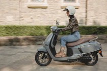 Suzuki US125 2024 - xe ga đẹp như Vespa giá chỉ 35,6 triệu đồng