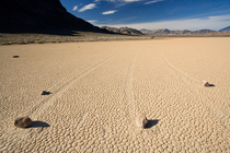 Bí ẩn độc nhất vô nhị: Các hòn đá tại Racetrack Playa... biết đi 