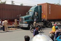 Mẹ lết đôi chân gãy ôm xác con chết thảm dưới gầm container