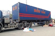 Bé trai khóc thét trước cảnh cha mẹ tử vong dưới gầm container