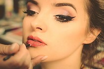 Cách làm kẻ mắt eyeliner từ sáp ong, dầu dừa và than hoạt tính