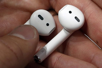 Thanh niên nuốt nhầm tai nghe AirPods khi... đang ngủ