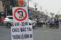 Biển báo lạ giữa ngã tư cửa ngõ TP.HCM khiến nhiều tài xế cảm kích