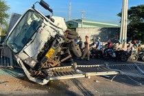 Bình Thuận: Tông vào dải phân cách, xe tải lật chắn ngang quốc lộ 