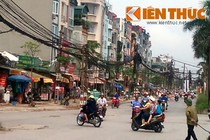 Chết khiếp phố cột điện chình ình giữa đường Hà Nội