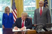 Ông Trump nhượng bộ dư luận, chấm dứt chia cắt gia đình ở biên giới