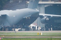 Hàng trăm mật vụ Mỹ bước ra khỏi C-17 xuống sân bay Nội Bài