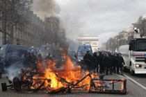 Bạo lực bùng phát, trung tâm Paris chìm trong khói lửa