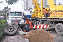 Xe bồn lật giữa đường, giao thông TP HCM ùn tắc nghiêm trọng