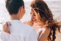 Vì sao cô gái xinh đẹp này bất chấp tất cả để yêu chàng xấu trai?