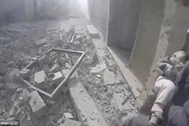 Video: Bới đống đổ nát hoang tàn, kéo lên em bé Syria