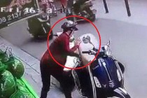 Video: "Nữ quái" phá khóa cốp xe Vespa, trộm đồ nhanh như cắt