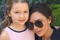 Victoria Beckham chia sẻ video Harper đọc thư khiến dân mạng thích thú