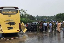 Video: Xe khách mất lái tông Fortuner trên cao tốc, 4 người nguy kịch