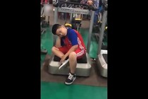 Video: Đang buồn ngủ mà phụ huynh lại "đẩy" đi tập gym