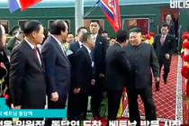 Video: Phiên dịch của ông Kim Jong -un bất ngờ nổi tiếng trong 1 nốt nhạc