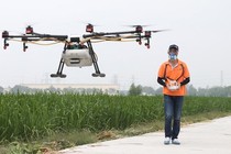 Video: "Phi công" lái drone: Nghề cực 'hot' ở nông thôn Trung Quốc