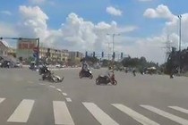 Video: Tài xế vượt đèn đỏ, đâm thẳng vào xe máy khác