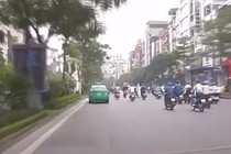 Video: Người đi bộ bị xe tông khi qua đường không đúng