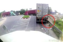 Video: Đứng đúng điểm mù khi chờ đèn đỏ, cô gái bị xe container chèn vào người