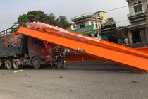 Video: Xe máy đi ngược chiều găm vào đầu container, ba mẹ con thoát chết