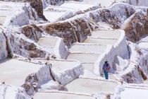 Khó tin cánh đồng muối trên đỉnh núi 3.000 m ở Peru