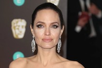 Lần khoe eo hiếm hoi của Angelina Jolie