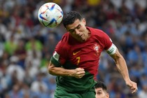 Có gì bên trong trái bóng vừa khiến Ronaldo mất bàn thắng?