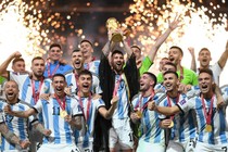 Khoảnh khắc Messi ăn mừng "tột độ" cùng Cúp vàng World Cup